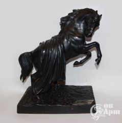 Скульптура "Конь с попоной"